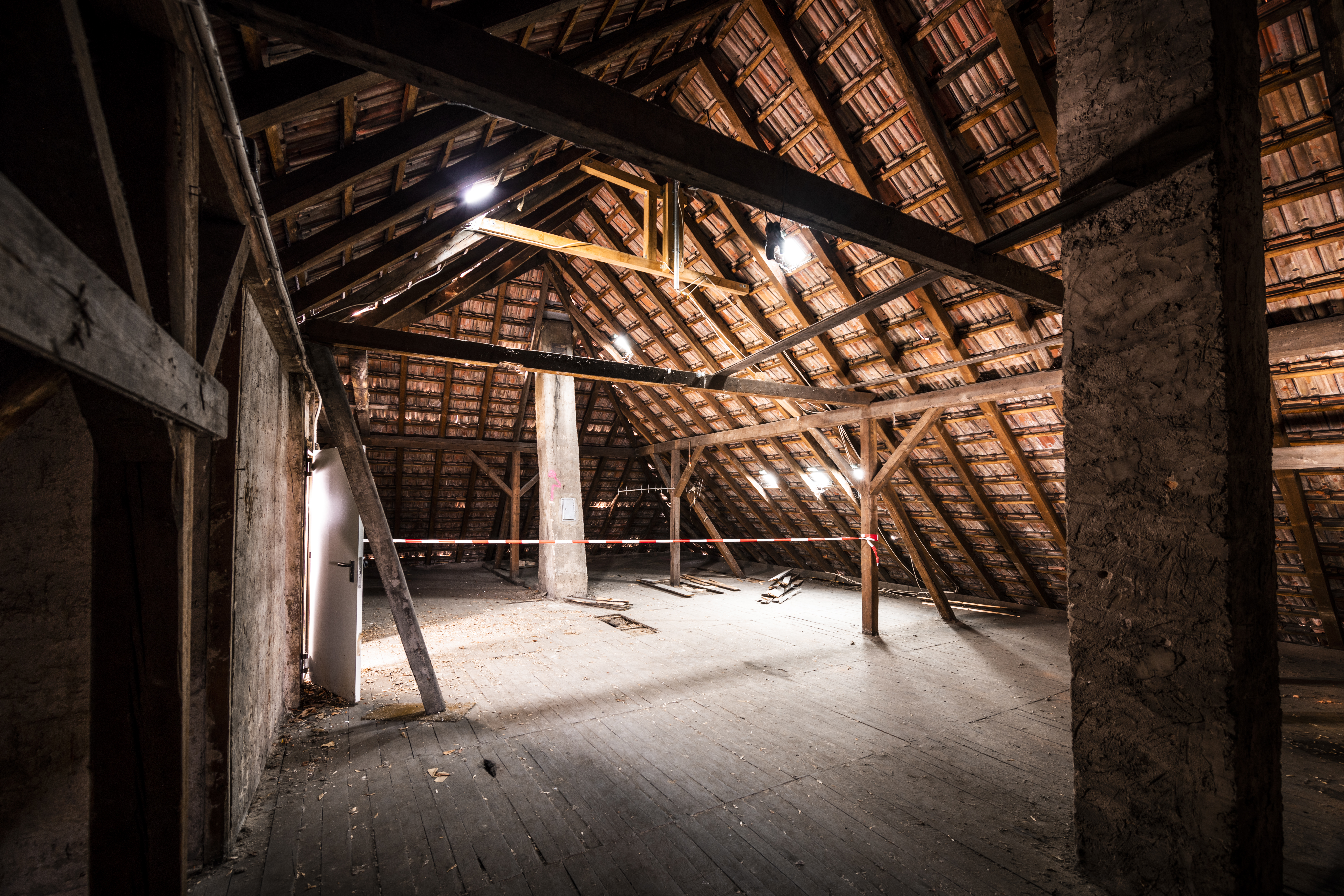 Das Bild zeigt einen Dachboden in einem alten Gebäude.