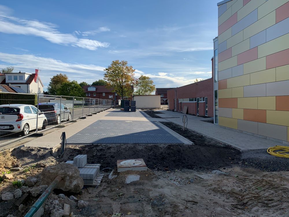 Auf diesem Bild sieht man eine Baustelle bei Parkplätzen außen
