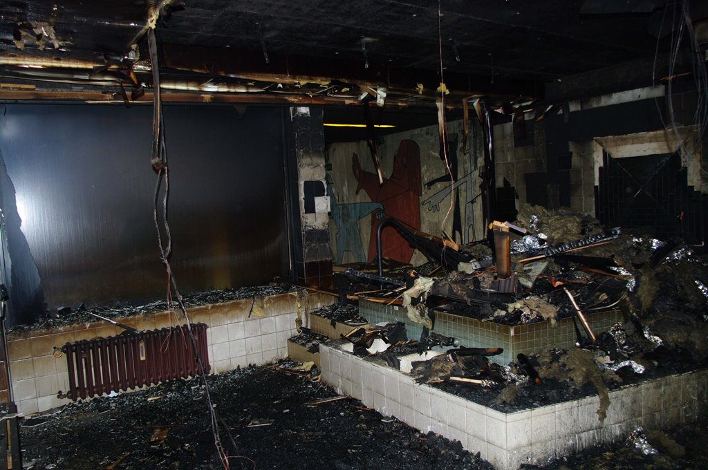 Man sieht einen ausgebrannten Innenraum eines Hallenbads.