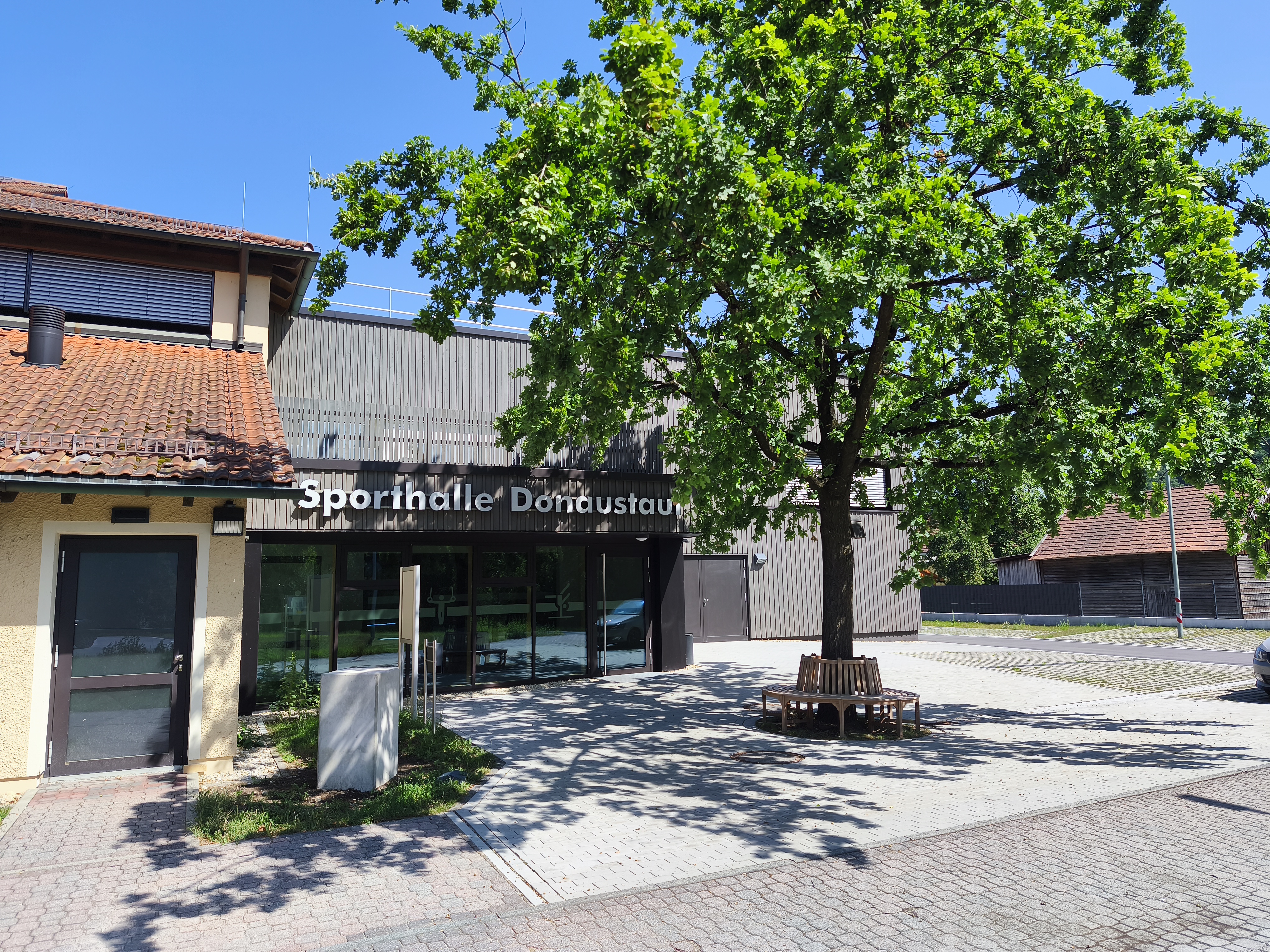 Quelle: Markt Donaustauf, Wörther Str. 5, 93093 Donaustauf Das Bild zeigt eine sanierte Turnhalle in der Frontansicht.