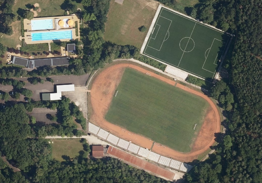 Das Bild zeigt einen Sportplatz aus der Luft.