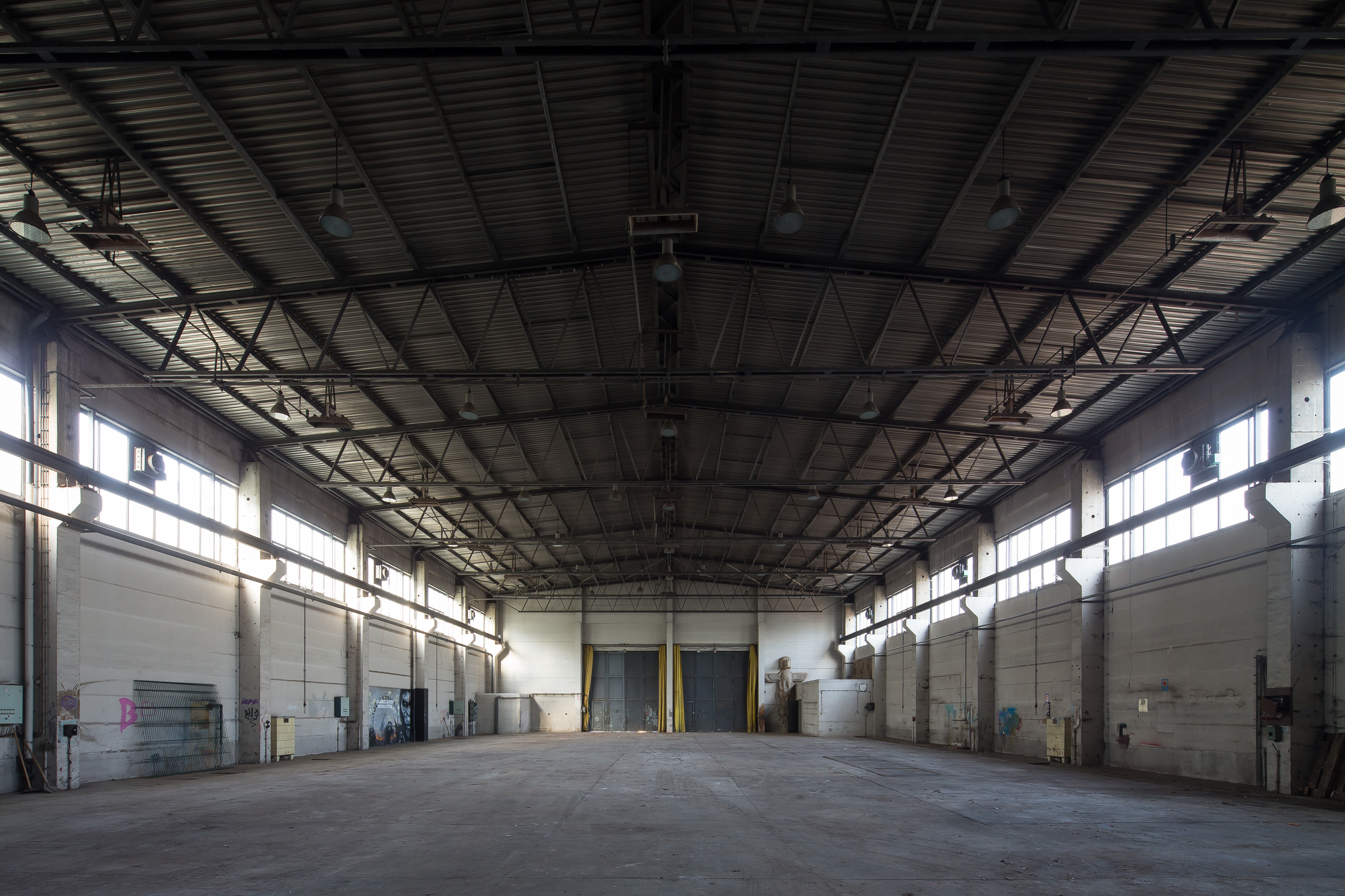 Zu sehen ist eine leere Fabrikhalle von innen.