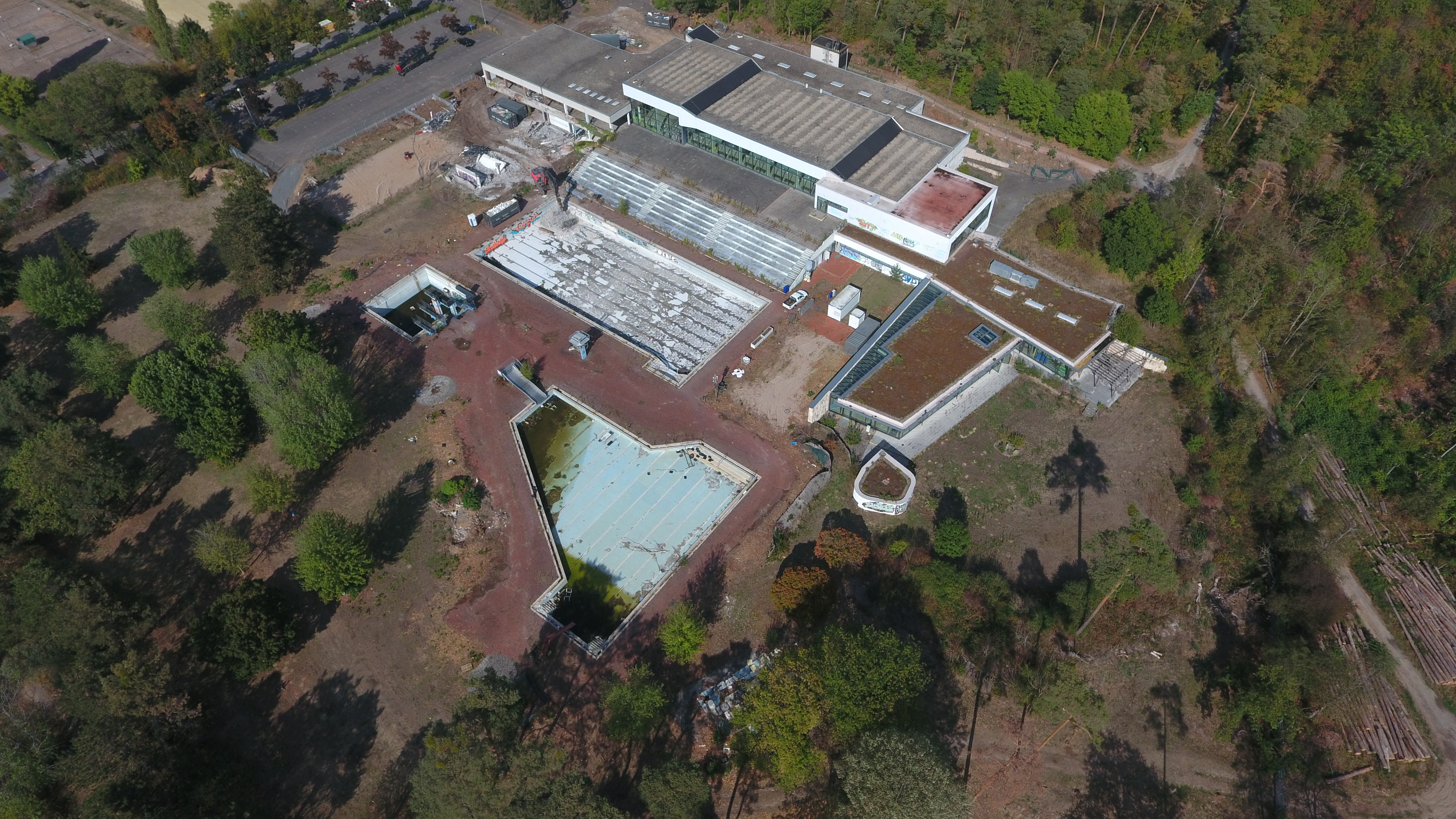 Das Bild zeigt die Baustelle eines Freibades von oben aus der Luft.