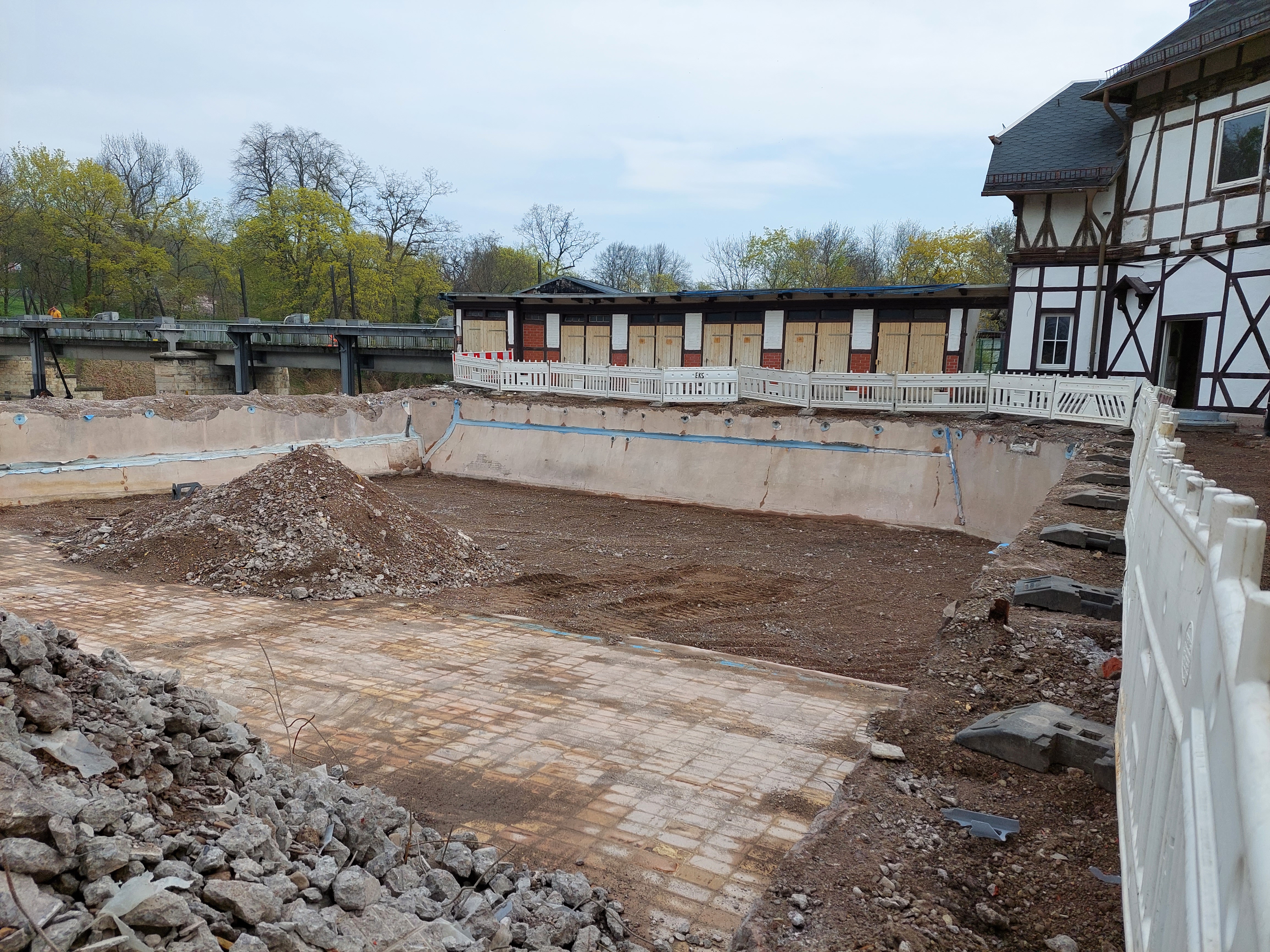 Das Bild zeigt eine Baustelle in einem Freibad. Das Becken wurde entfernt und wird neu angelegt.