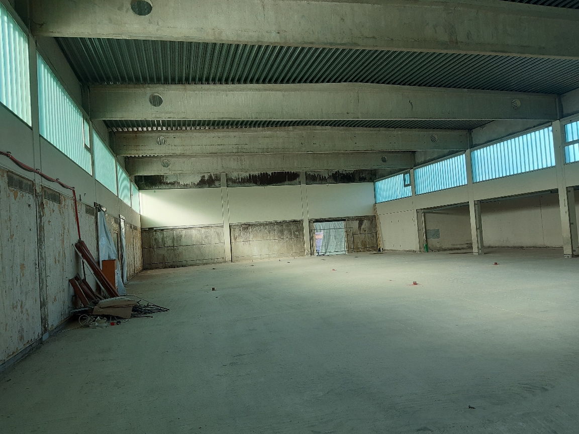 Auf dem Foto sieht man eine entkernte Sporthalle.