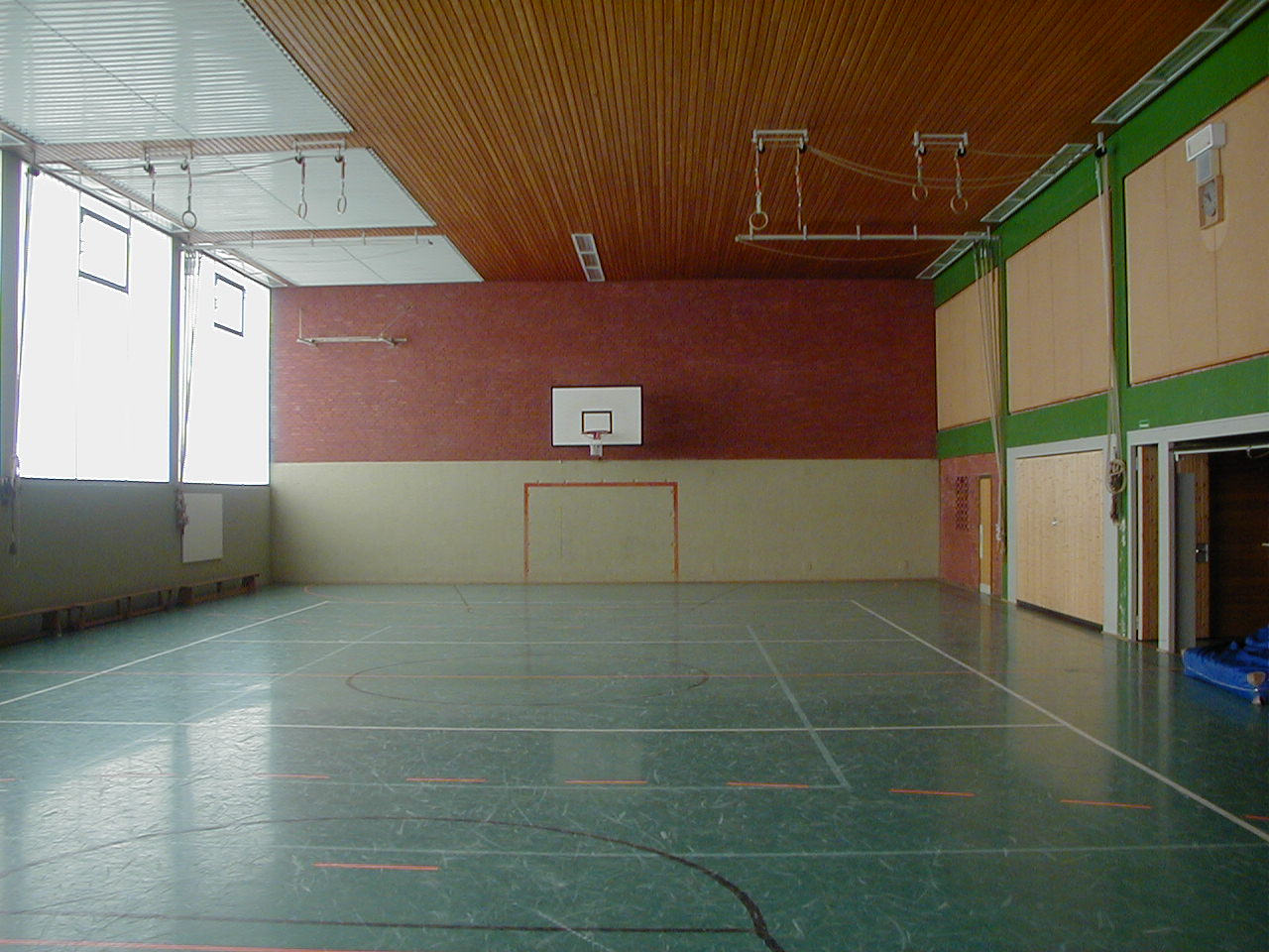 Das Bild zeigt eine Sporthalle von innen.