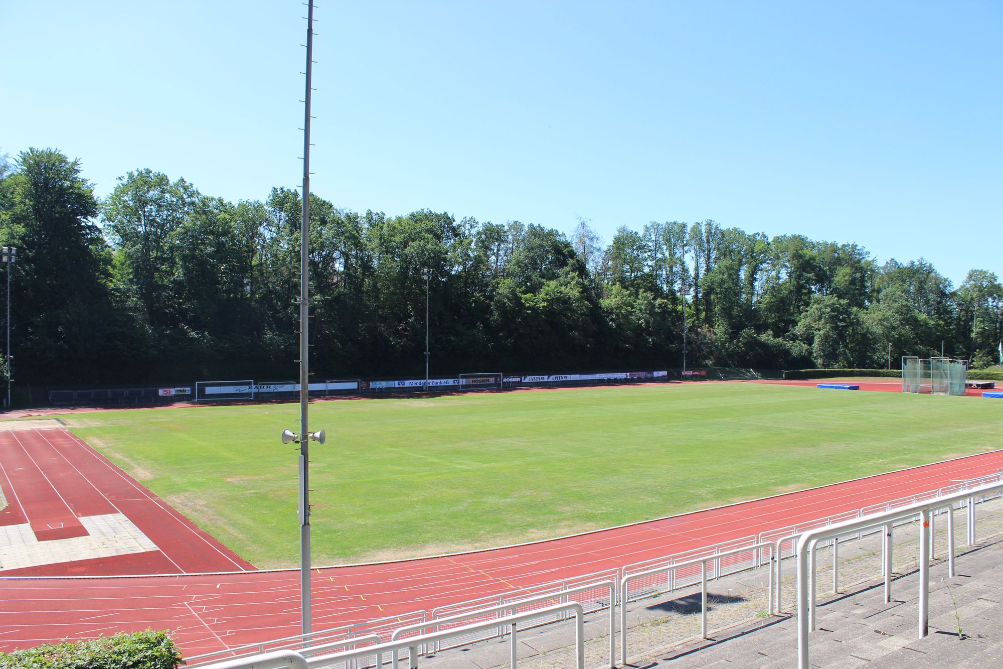 Das Bild zeigt ein Stadion von den Tribünen aus.