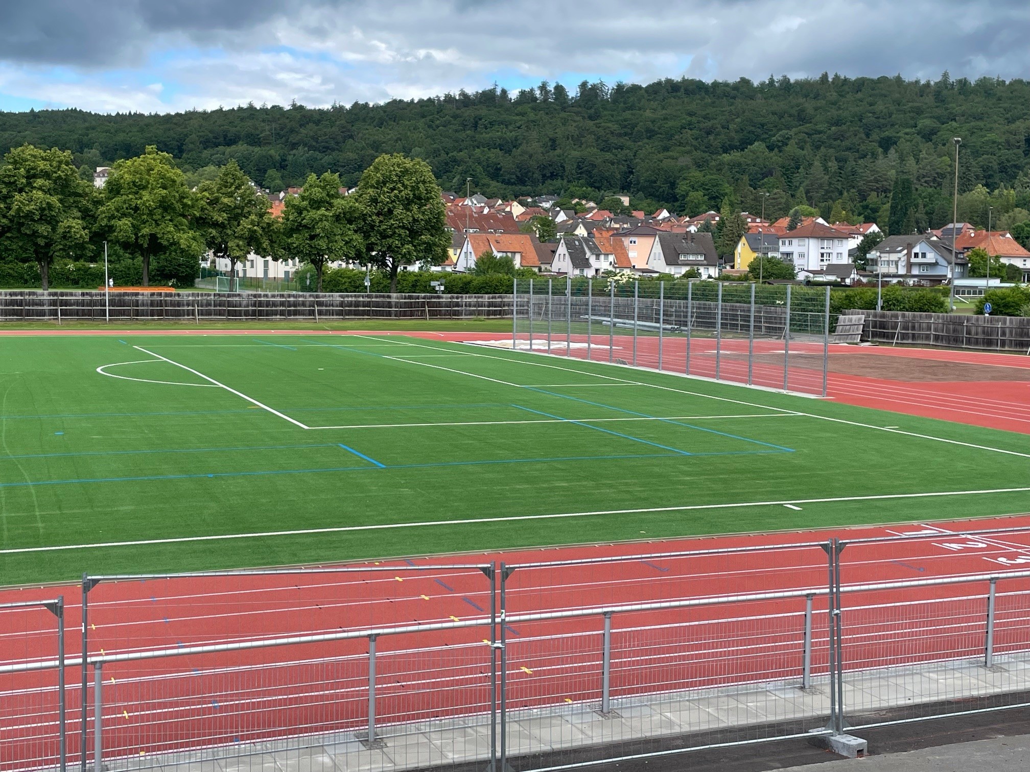 Quelle: Stadt Hann. Münden Das Bild zeigt den Teil eines Kunstrasenfeldes mit einer umzogenen Laufbahn.