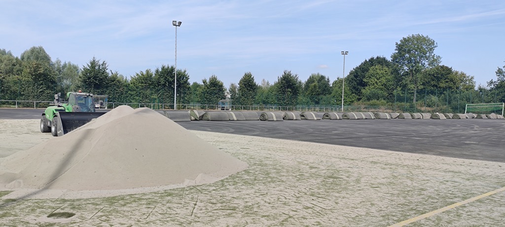 Auf dem Bild sind Sanierungsarbeiten auf einem Fußballplatz zu sehen.